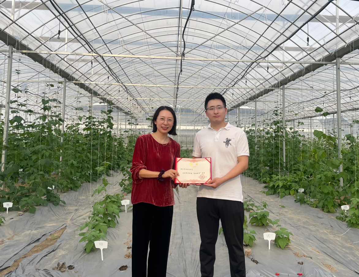学院副书记黄旭辉为柯旭波博士颁发劳动教育导师聘书